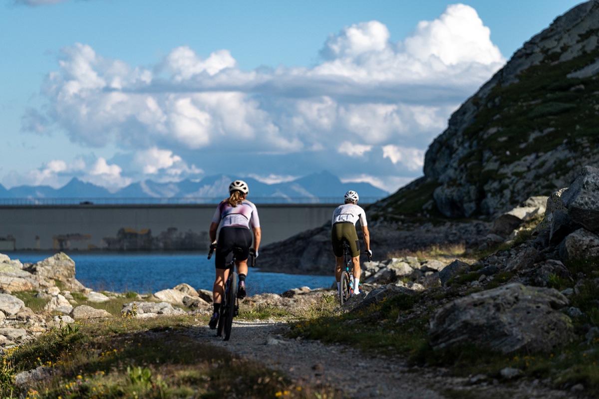 Shimano presenta nuevos componentes CUES 2x11 para carretera y más opciones GRX en bielas y platos