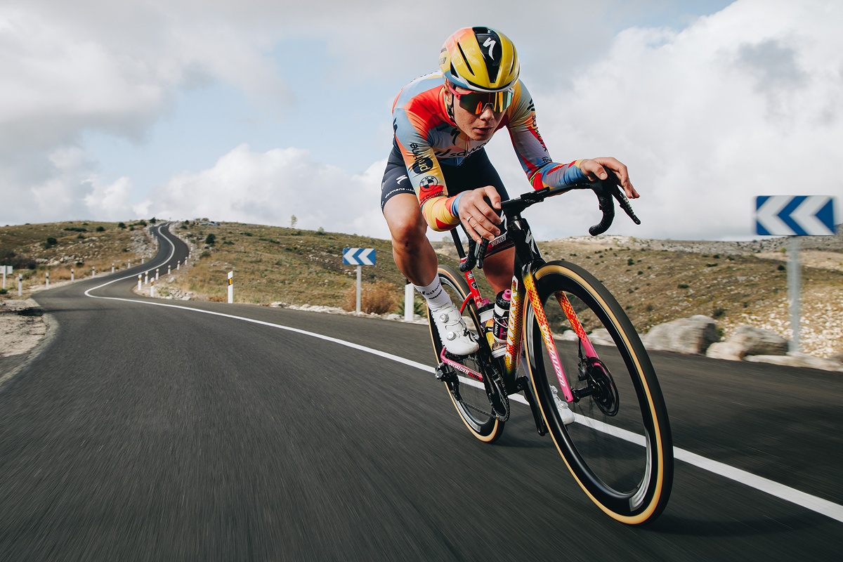 Nuevos montajes Aethos 2 y cascos ‘Team Replica’ de Specialized