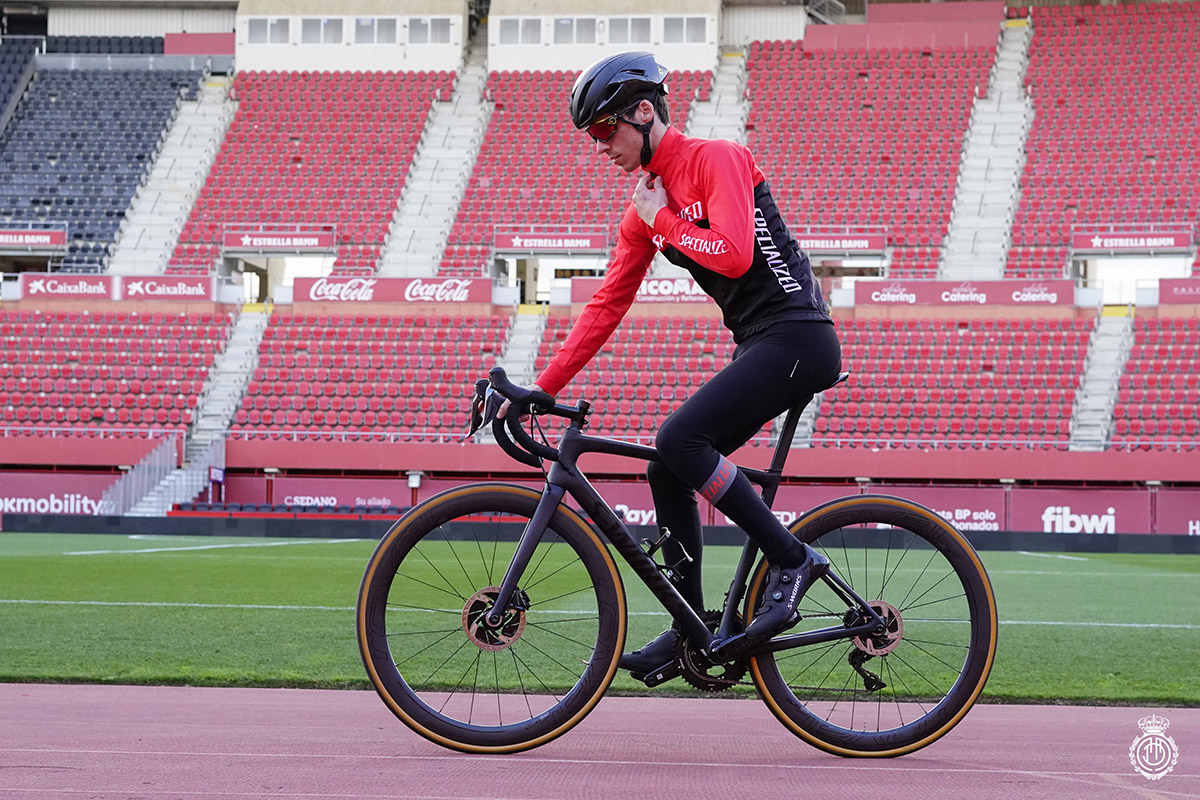 Pilotos del mundo del motor que entrenan en bici