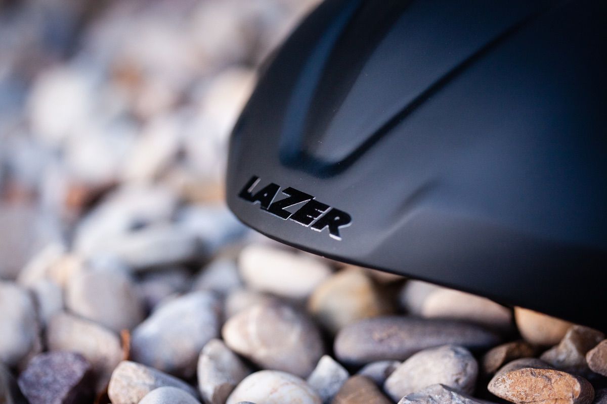 Detalle de la carcasa aerodinámica del casco Lazer Genesis