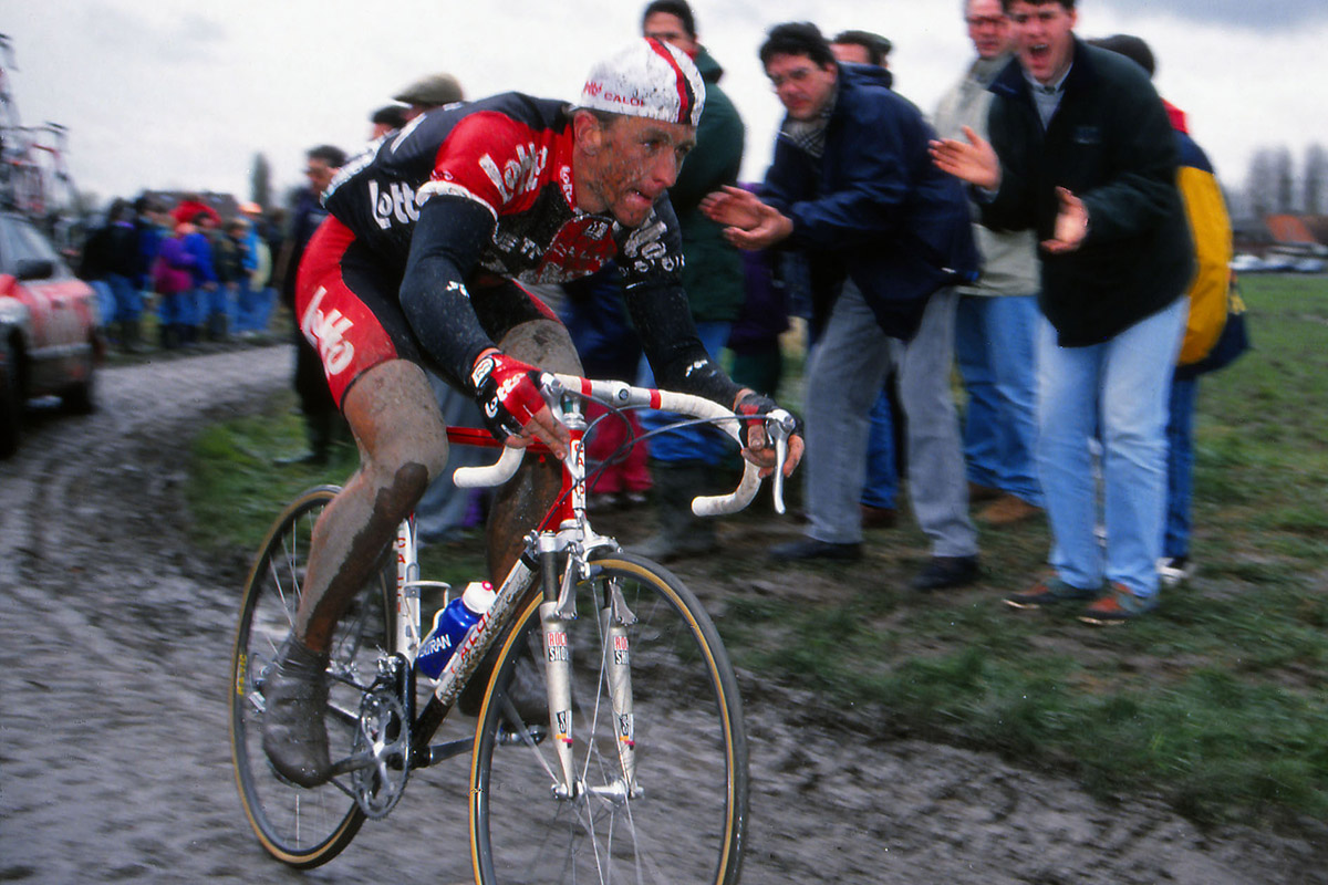 Andrei Tchmil camino de la victoria en la Paris-Roubaix de 1994