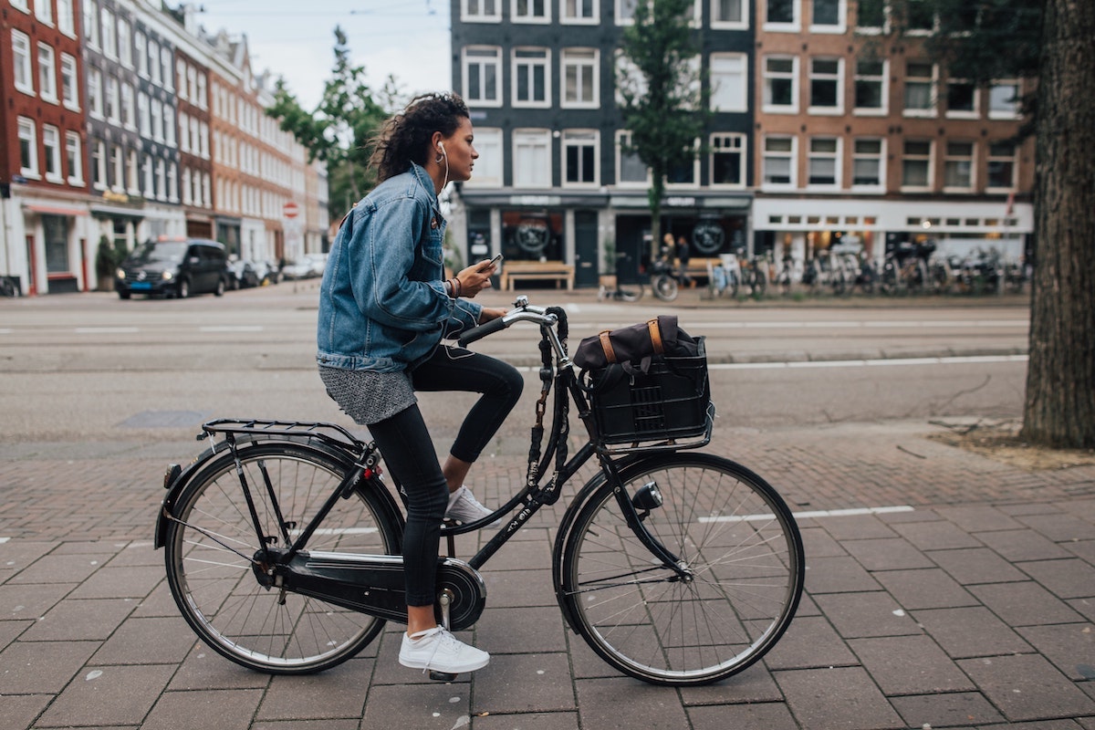 Chica montando en bici en Ámsterda