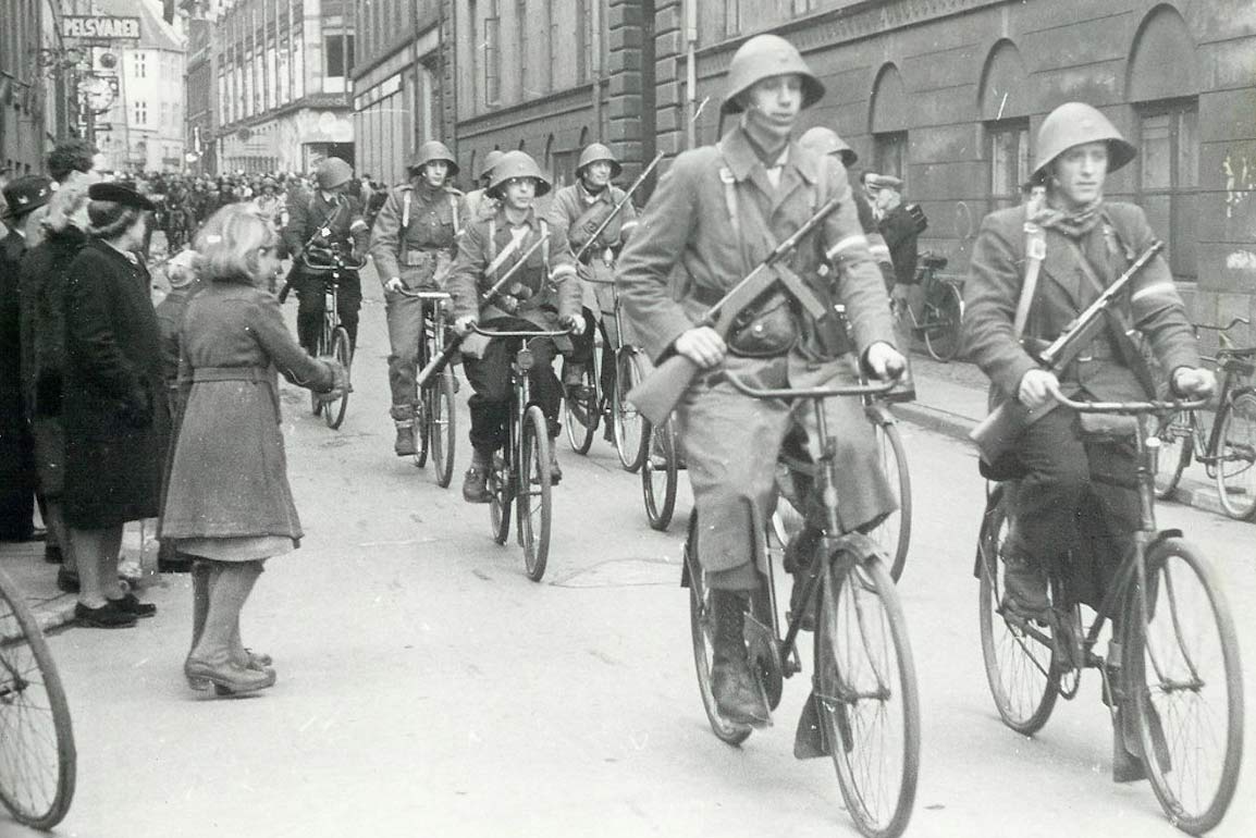 Militares en bicicleta en Copenague.