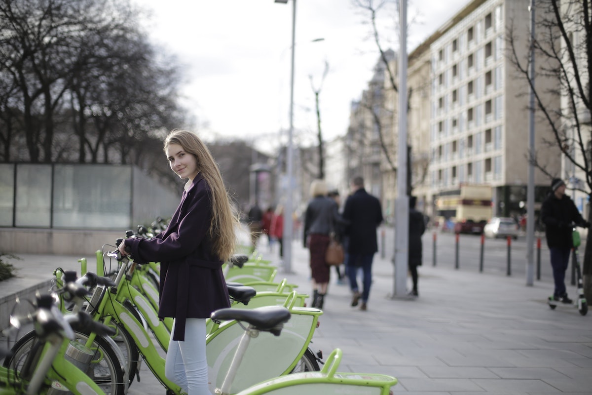 Una ciclista cogiendo un bicicleta