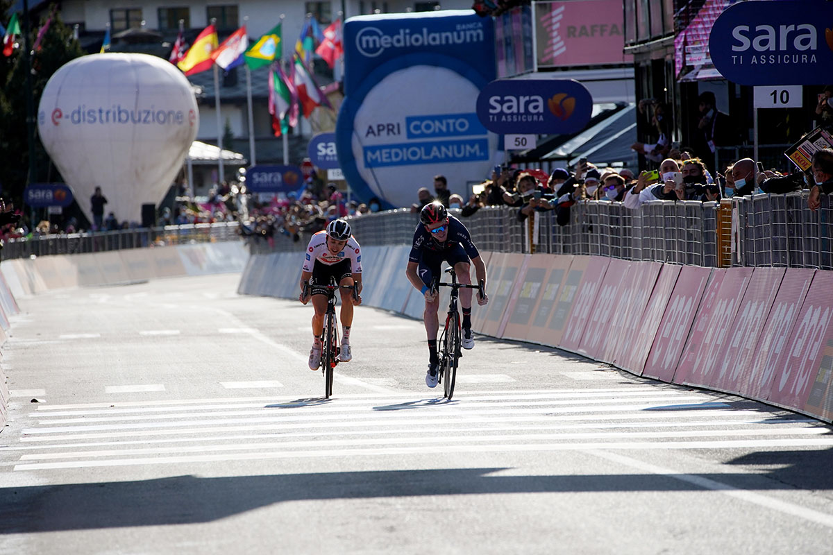 Jay Hindley y Tao Geoghegan jugándose el Giro 2020