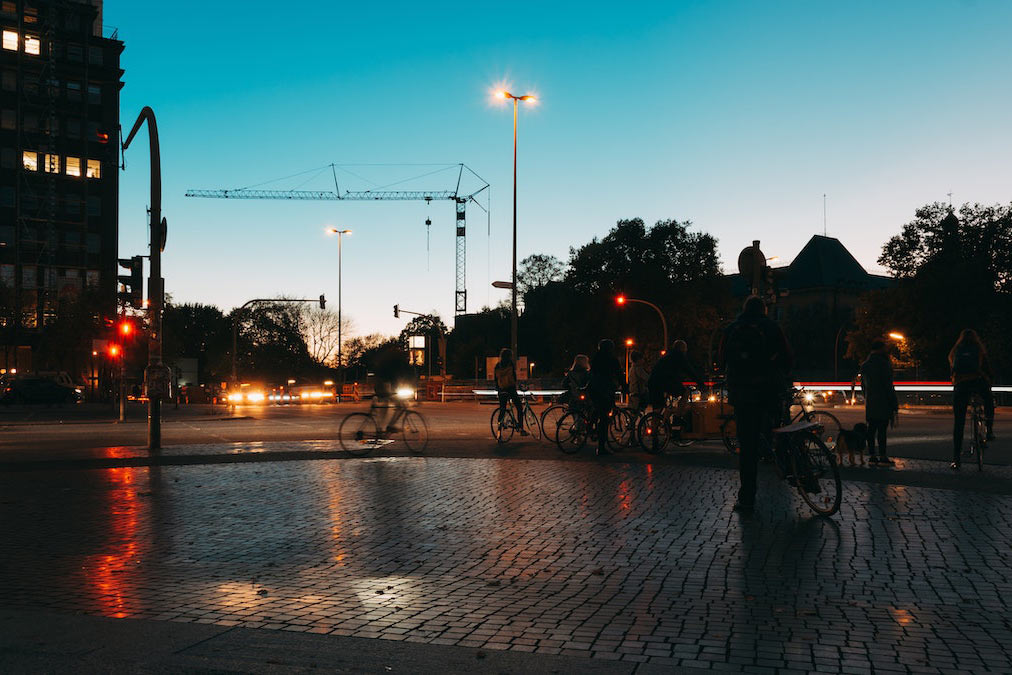 Ciudad de noche con bicicletas