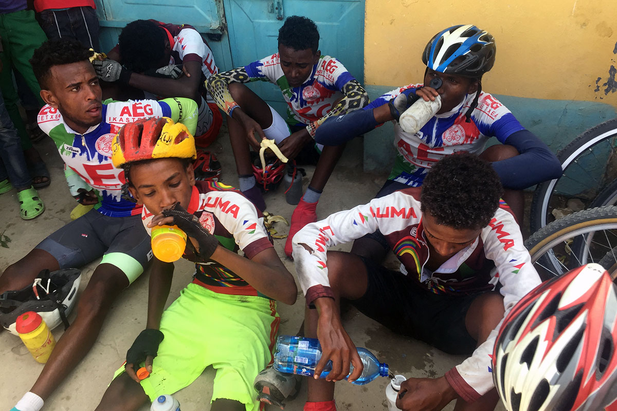 Chicos del Club Ciclista Saint Mary después de una competición