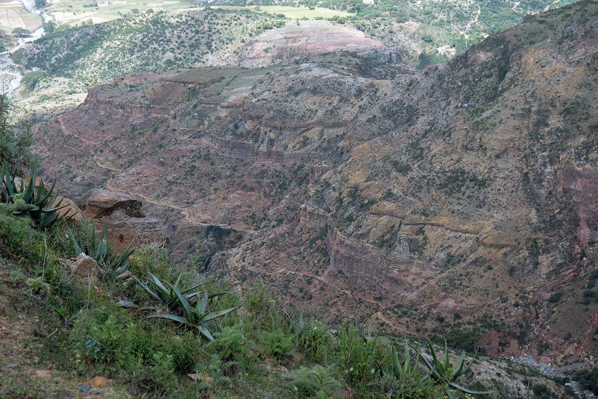 Sendero que baja desde el altiplano