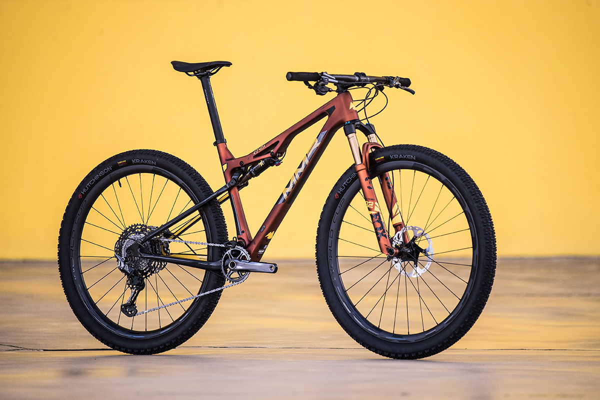 Pilotos del mundo del motor que entrenan en bici