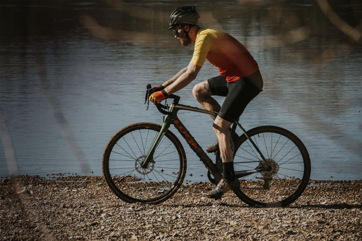 Foto de acción de una bici de gravel Look con pedales Look