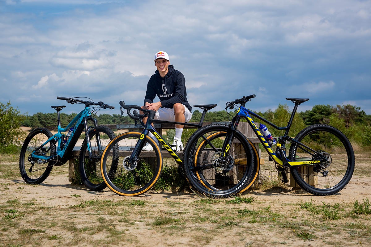Pilotos del mundo del motor que entrenan en bici
