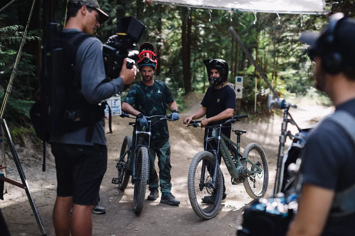 Adrián Parro con The Coastal Crew grabando para el vídeo de presentación de la nueva Specialized Turbo Kenevo
