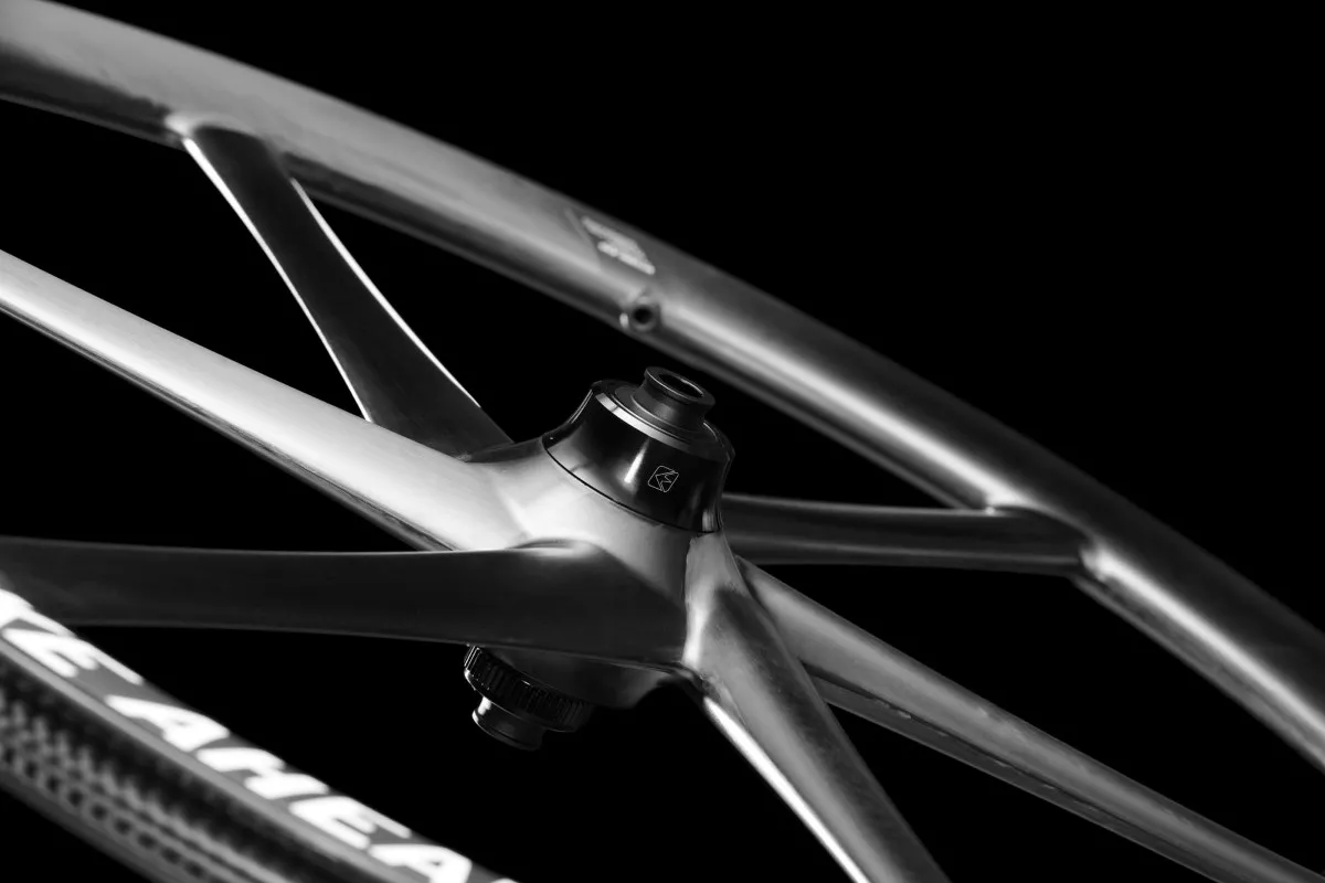 Bike Ahead lanza las Biturbo Aero, sus nuevas ruedas de 'palos'