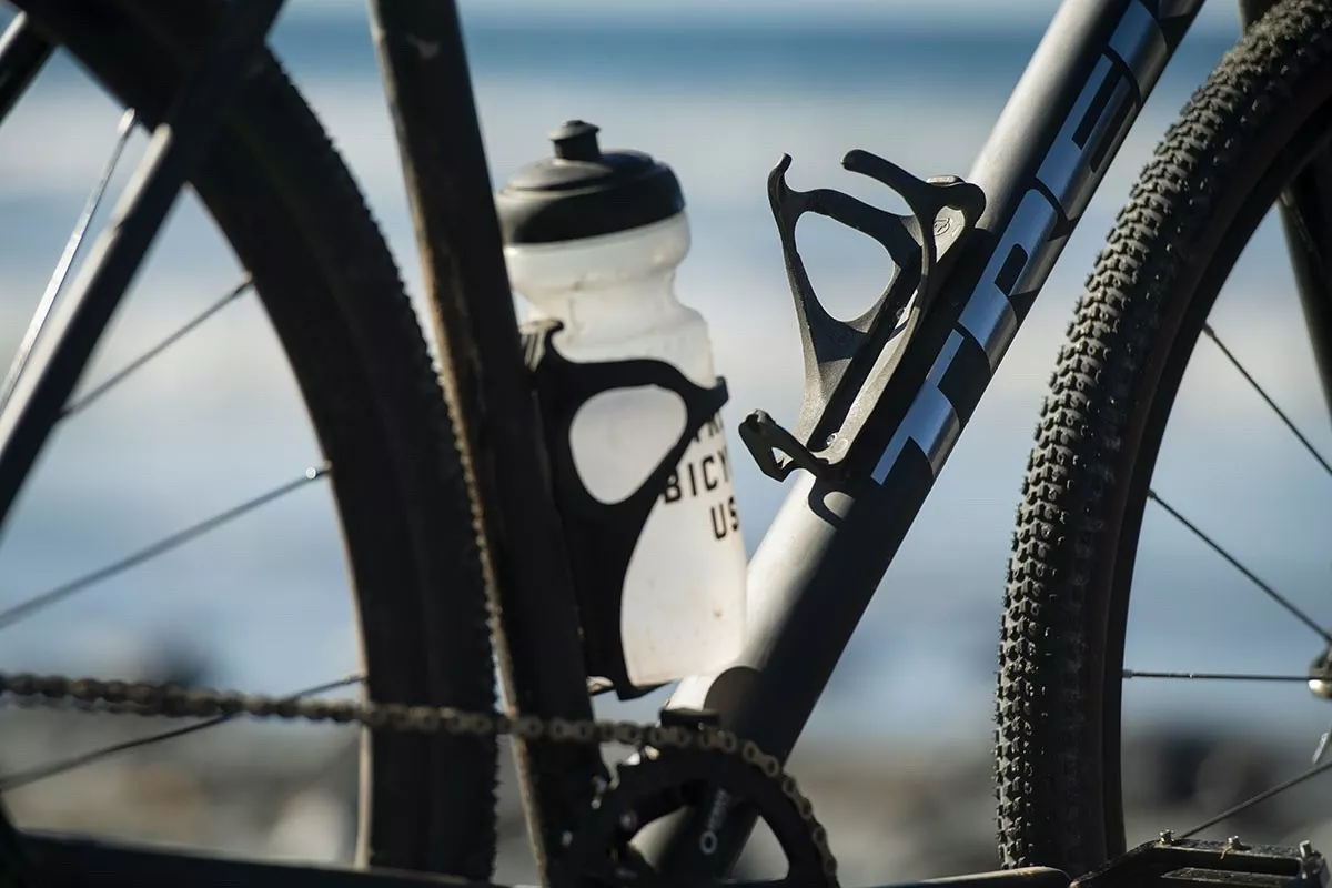 Bontrager Bat, el portabidón hecho con redes de pesca recicladas