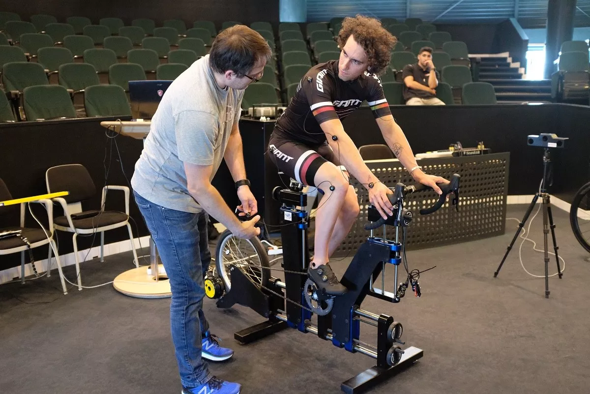 Alex Rins visita las instalaciones de Giant Europe