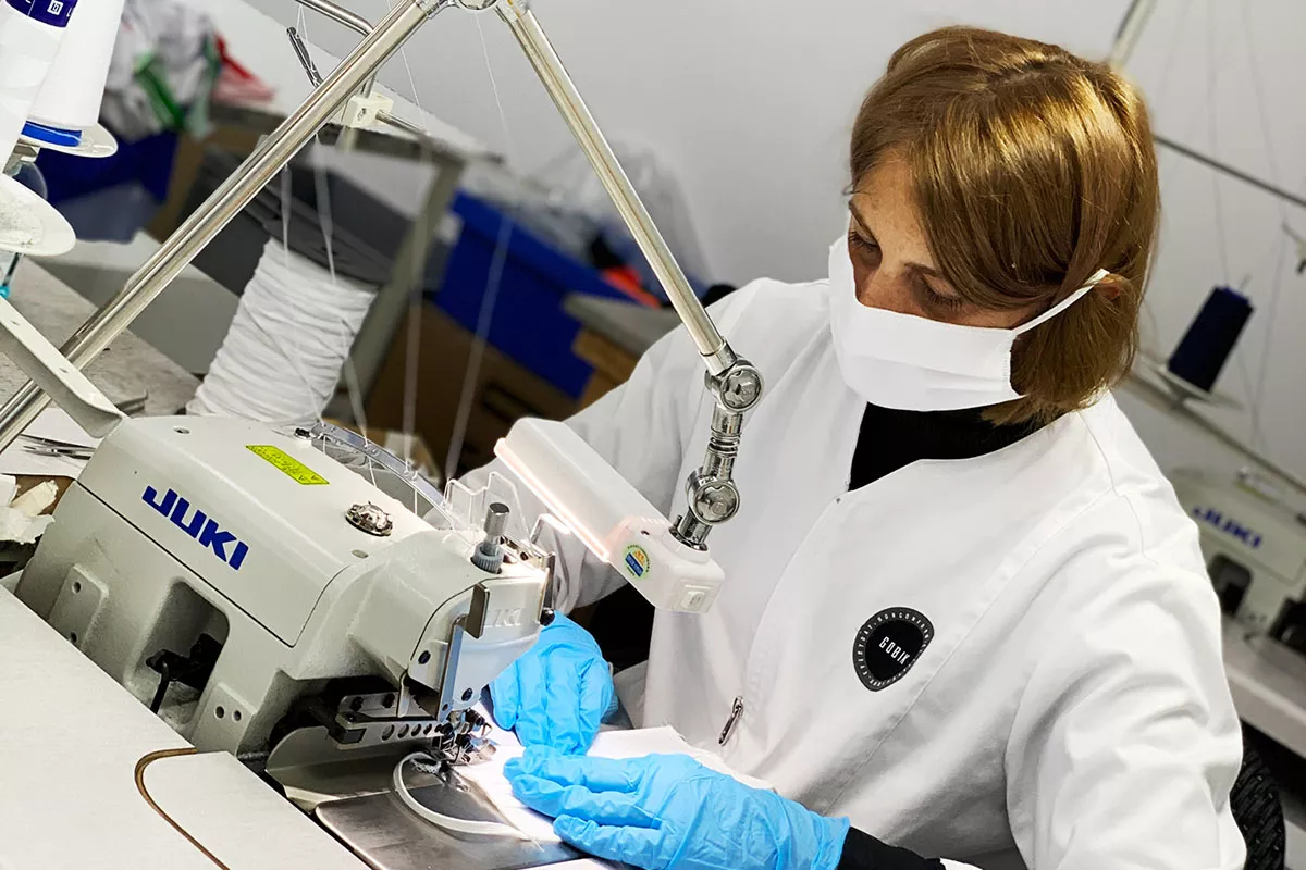 Gobik fabrica 2.000 mascarillas y batas médicas al día