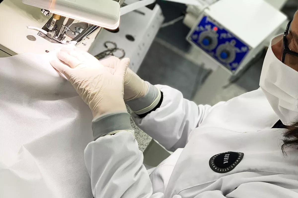 Gobik fabrica 2.000 mascarillas y batas médicas al día