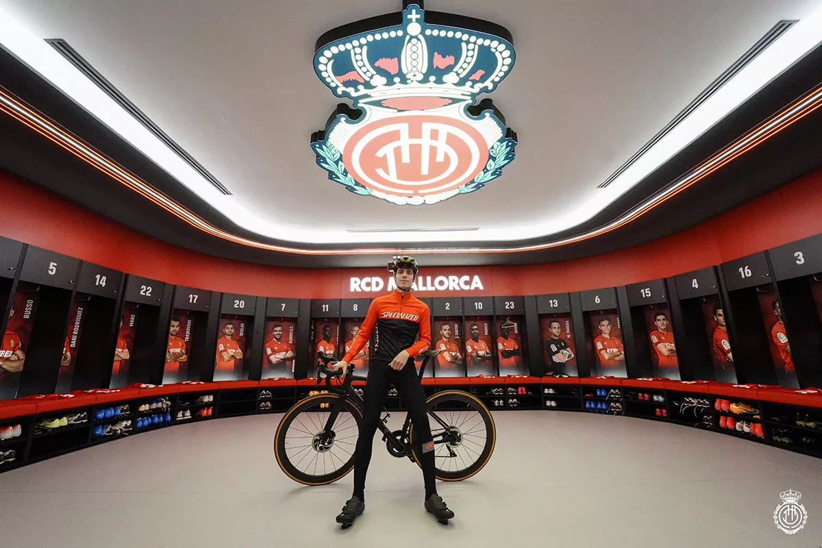 Joan Mir, Campeón del Mundo de Moto GP, junto con Specialized y el RCD Mallorca