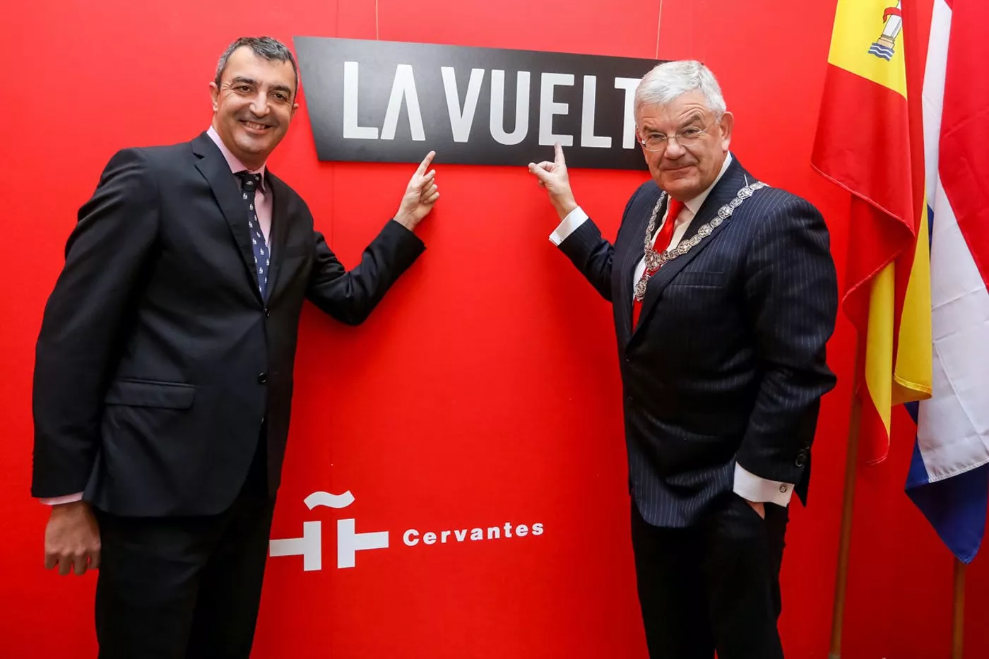 Javier Guillén, director de La Vuelta, y Jan Van Zanen, alcalde de Utrech