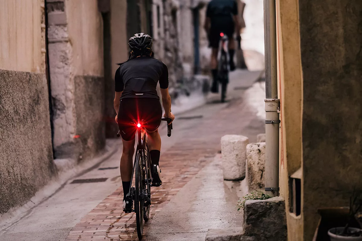 Cómo deben ser las luces de día para bicicletas y las ventajas de usarlas