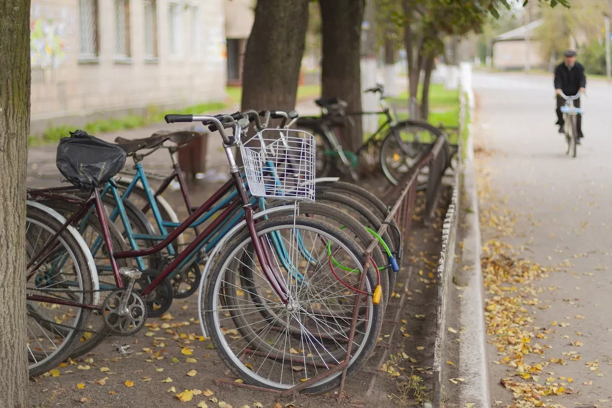 El Ayuntamiento rectifica y cambia de ubicación el aparcamiento de  bicicletas de la Plaza del Arenal