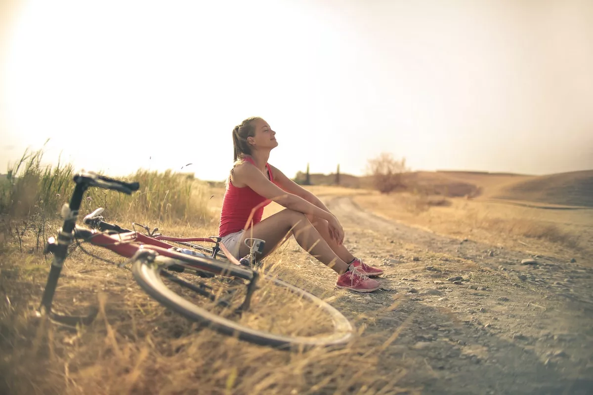 Una chica haciendo un descanso en una ruta en bicicleta