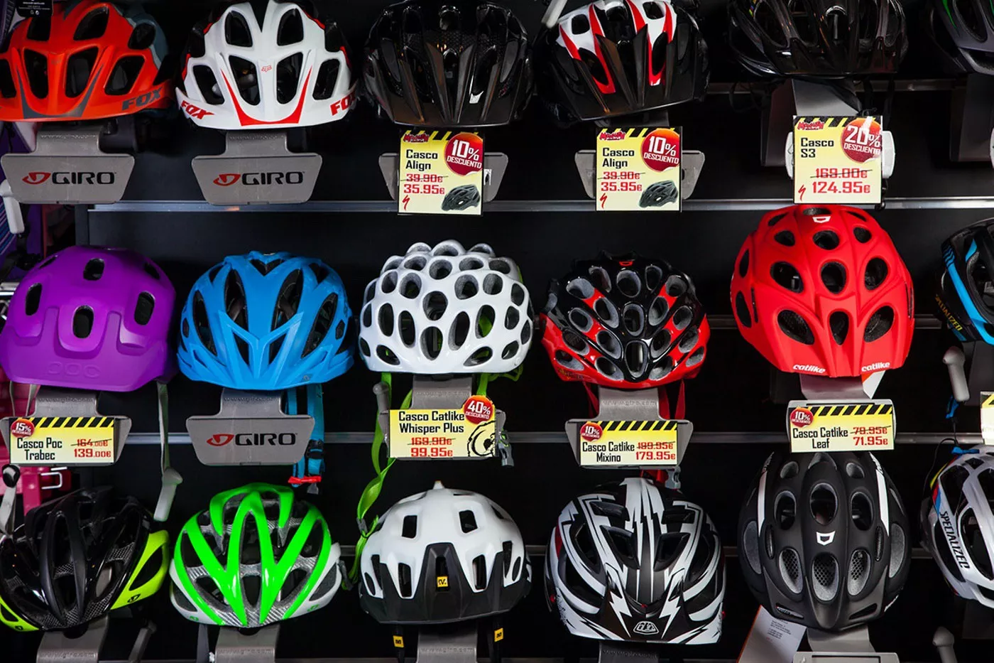 Cascos de bici en una tienda