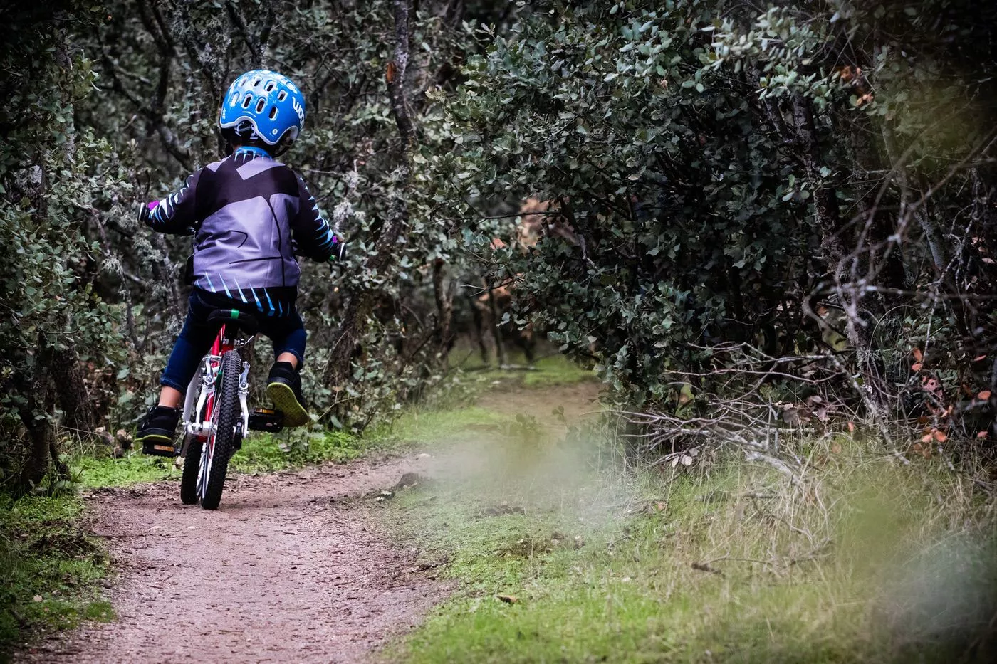 ¿Pueden salir los niños con la bici? Esto es lo que dice la ley