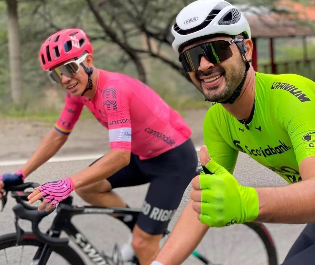 Sergio Higuita, sobre una Specialized, en el Giro de Rigo
