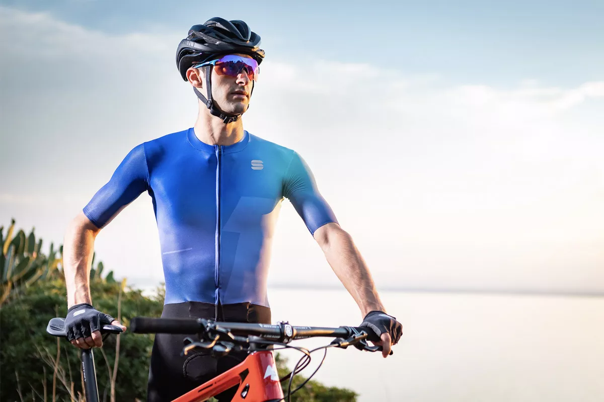 Consigue el máximo rendimiento con los nuevos maillots y mono Bomber de Sportful