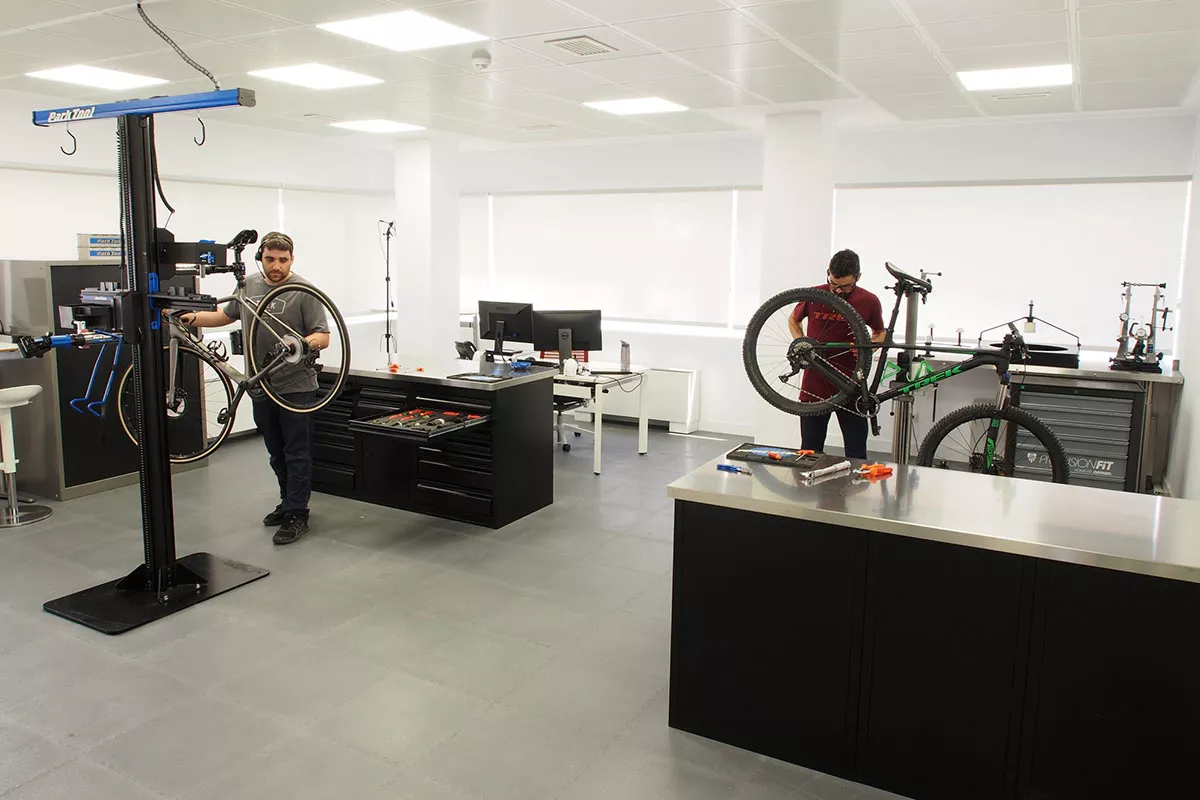 En Trek disponen de un taller de bicis profesional con herramientas técnicas UNIOR tool del máximo nivel y con puestos específicos de e-bikes.