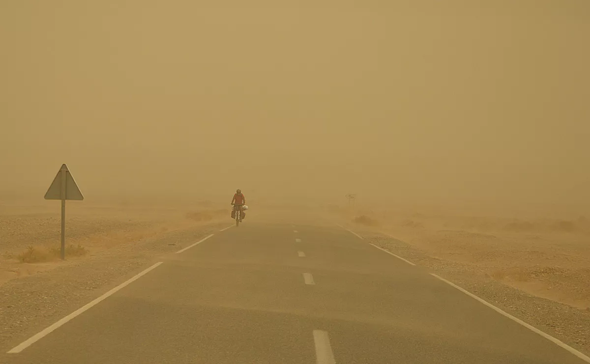 Es peligroso salir en bici por el polvo sahariano