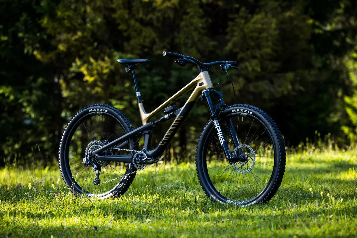 Llega la Canyon Spectral CF LTD con suspensiones Flight Attendant