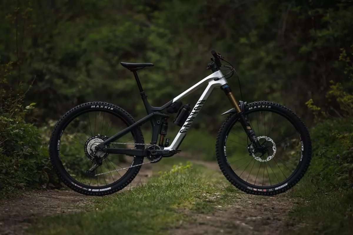 Canyon Strive CFR 2022: geometría actualizada y evolución cinemática, con el foco puesto en la competición.