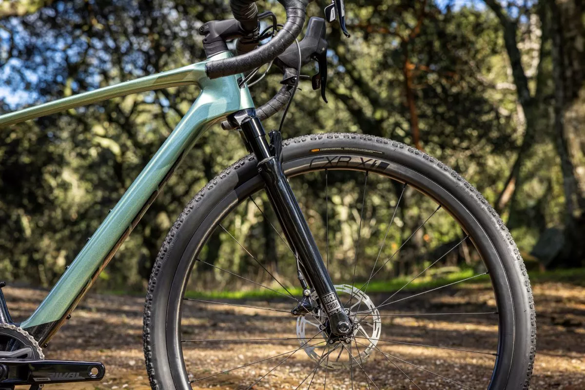 Giant Revolt X, con suspensión delantera de 40 mm, tija telescópica y nuevo juego de ruedas CXR X1 de carbono