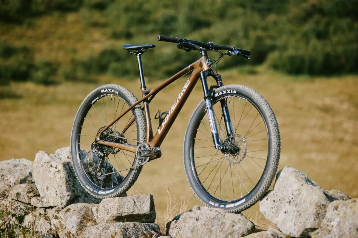 Lapierre lanza la nueva Prorace CF, su hardtail de competición, ahora más ligera y cómoda