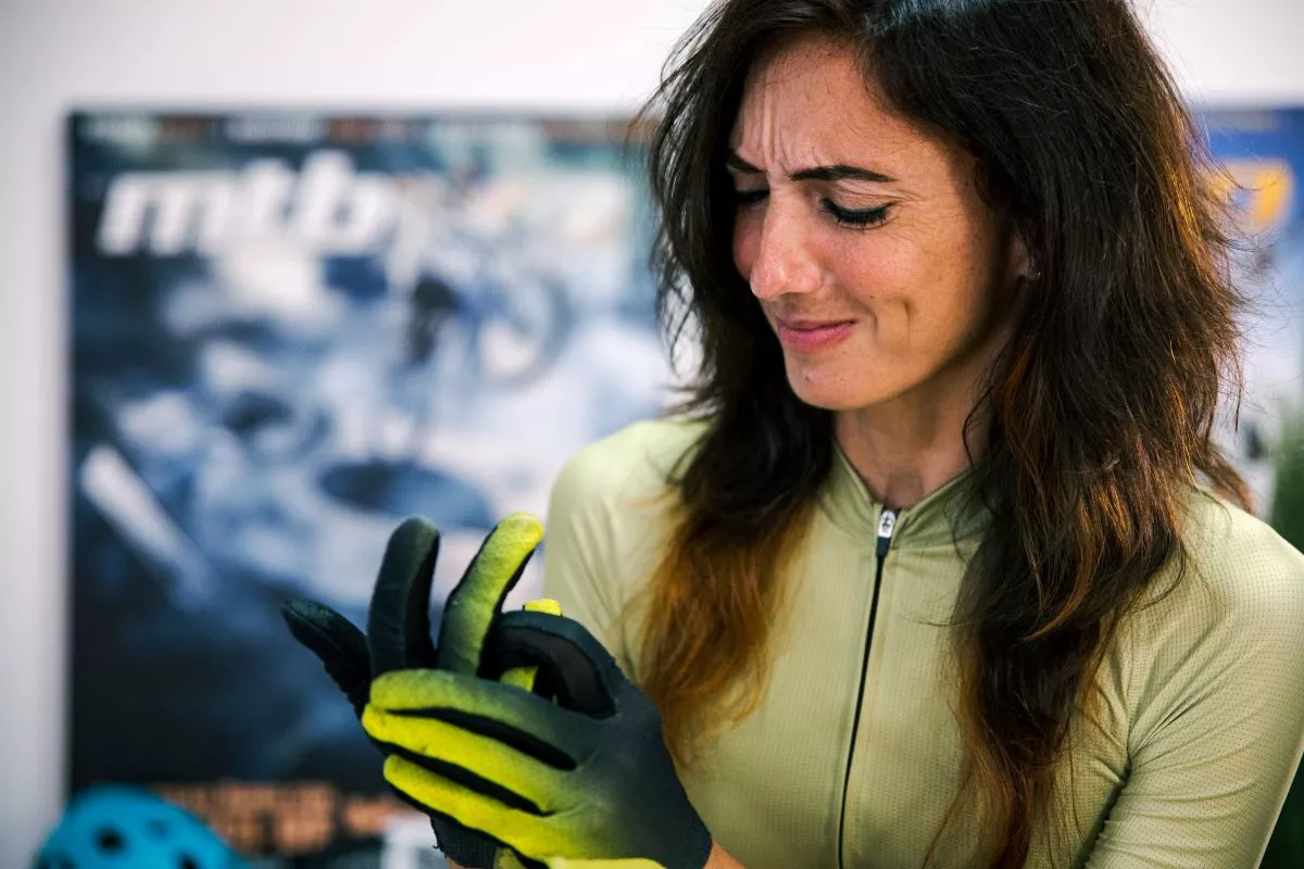 Cómo evitar que se te duerman las manos montando en bici #TrainingLab