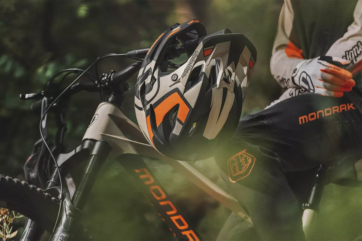 Así es la nueva colección de ropa y accesorios Mondraker X Troy Lee Designs 2023