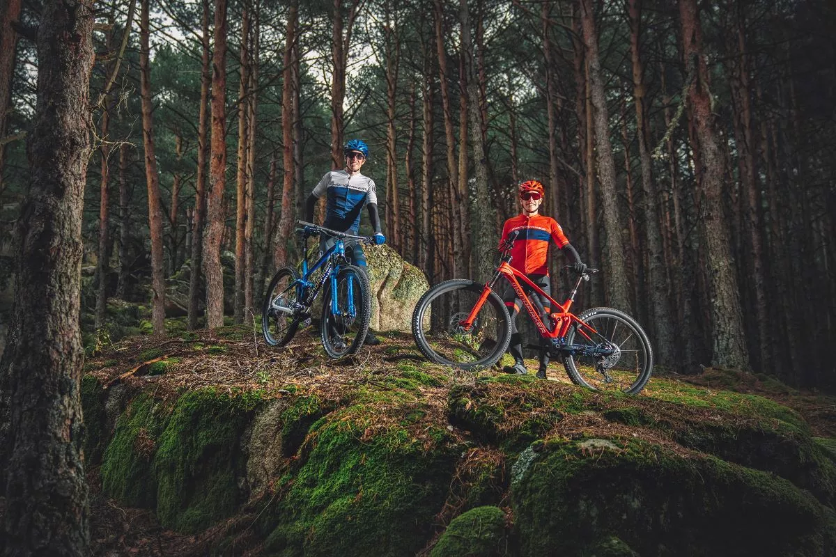 Los hermanos Márquez reciben sus nuevas Mondraker F-Podium DC RR para completar sus entrenamientos