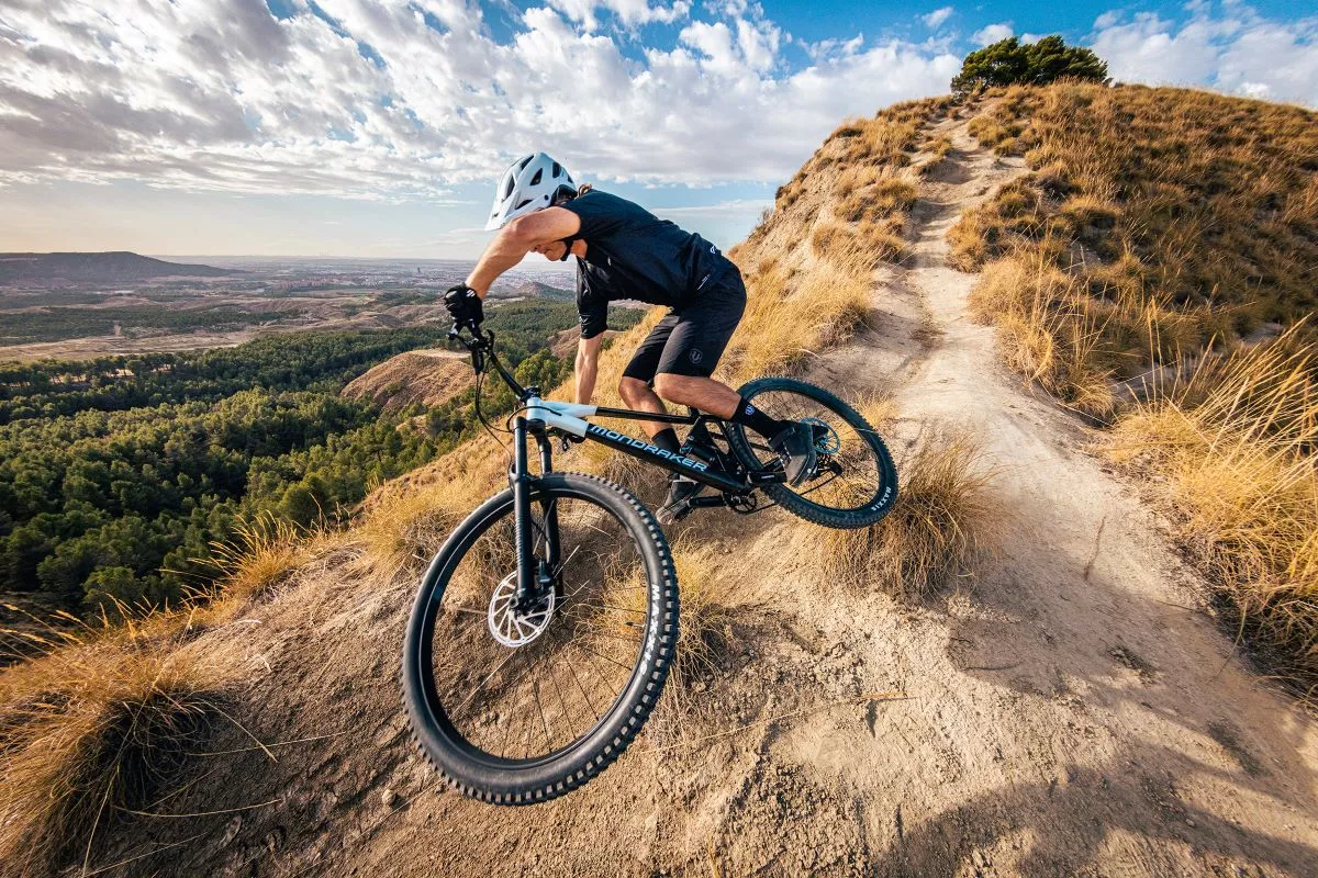 Mondraker Raze, ahora también en aluminio, para el trail más capaz