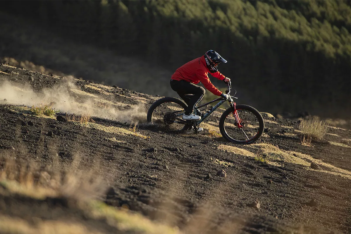Richard Gasperotti desciende el Etna con una Mondraker Superfoxy