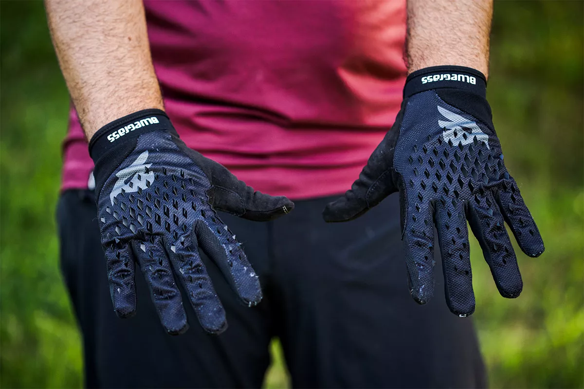 Probamos los guantes Bluegrass Prizma 3D: transpirables, pero con extra de protección