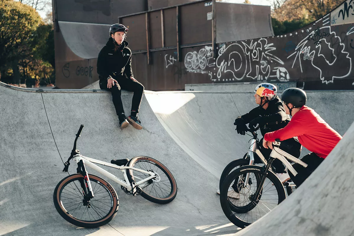 Canyon y NINEYARD se juntan para crea una colección textil y una bici a juego