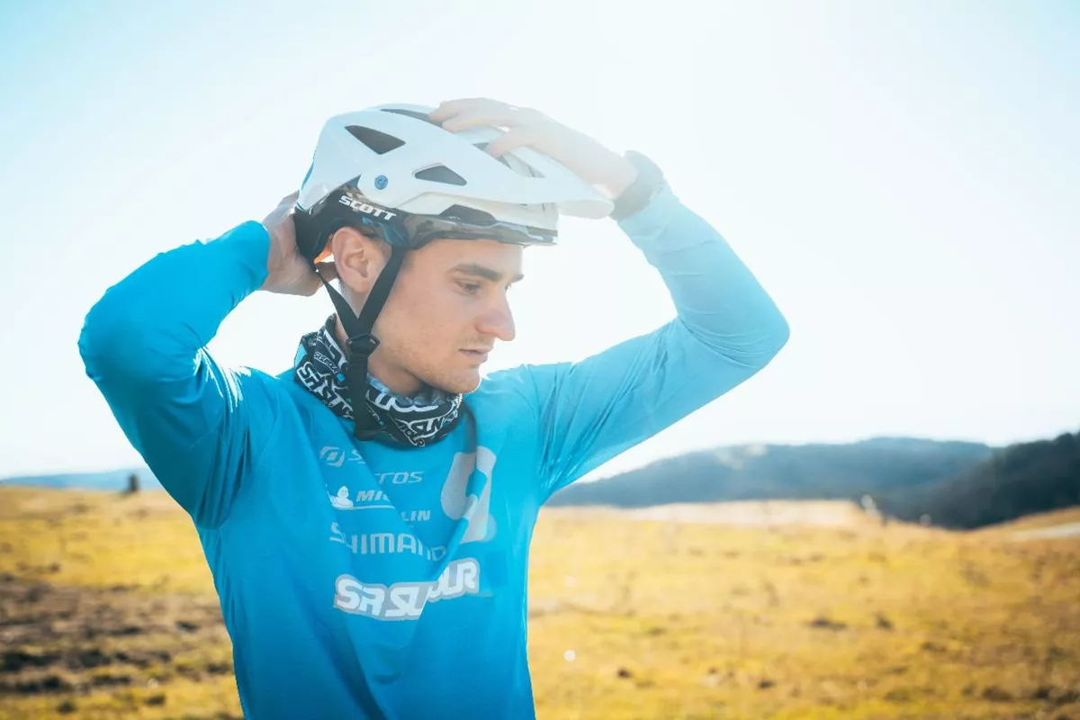 Cómo arruinar tu casco en 10 minutos… ¡y sin caerte!