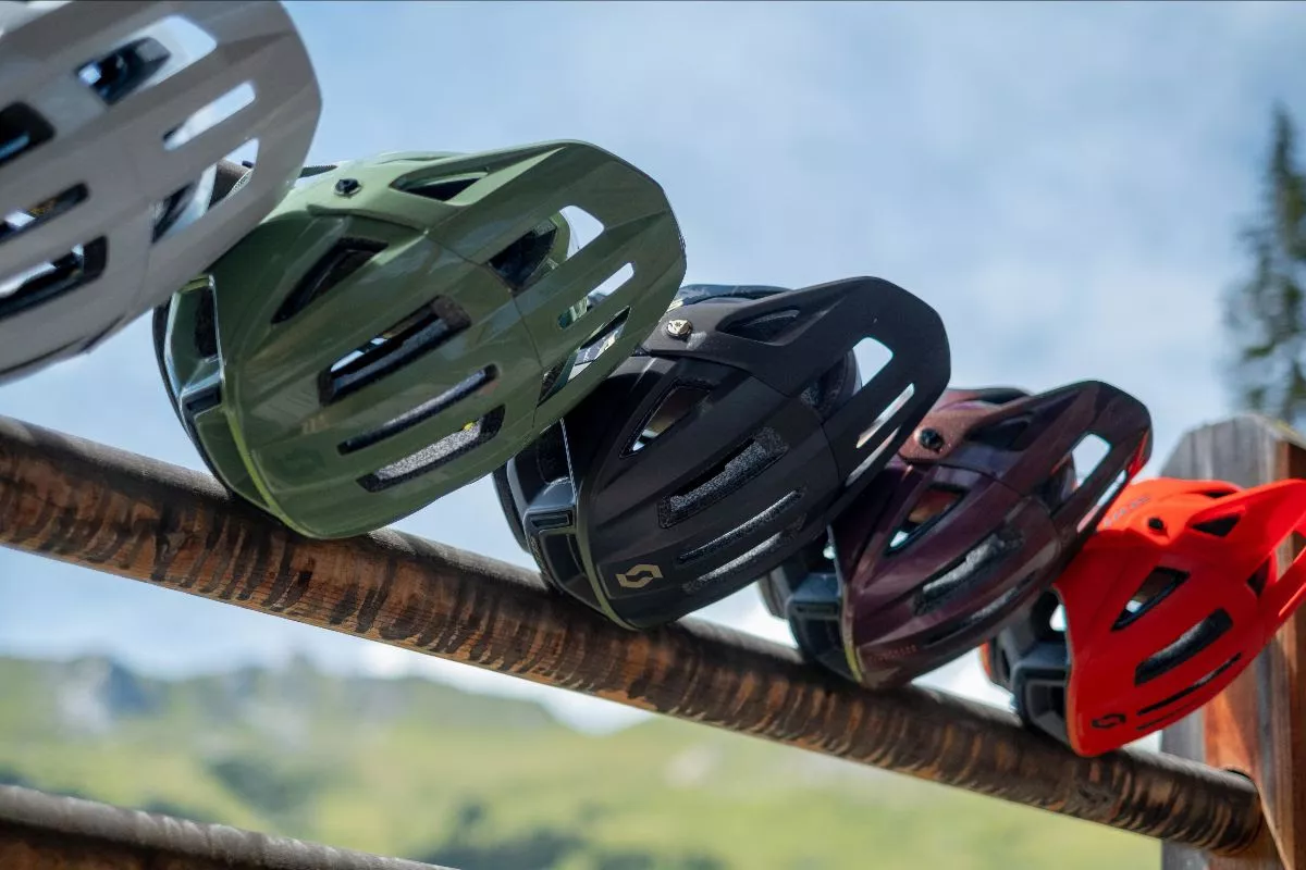 ¿Cómo debo cuidar el casco de bici para que dure más?
