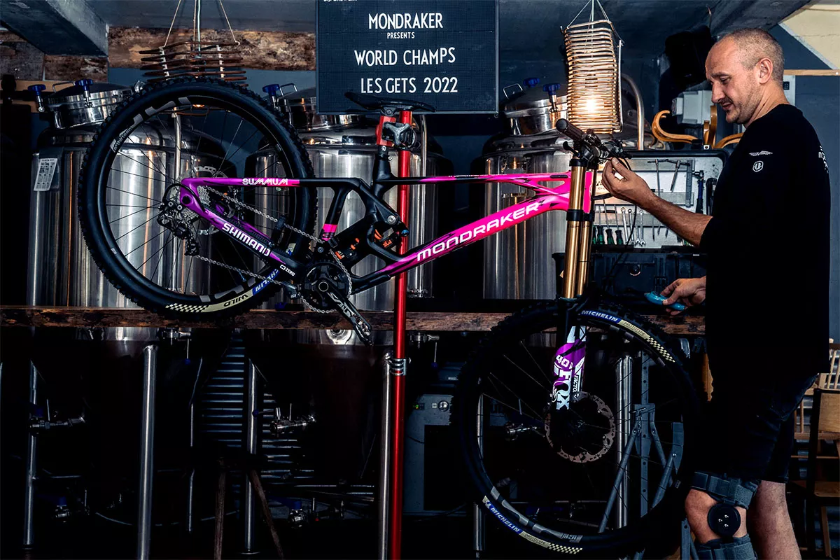 Coded for Speed y Ride Neon: las decoraciones especiales de las Mondraker Podium, F-Podium y Summum de los Mundiales 2022
