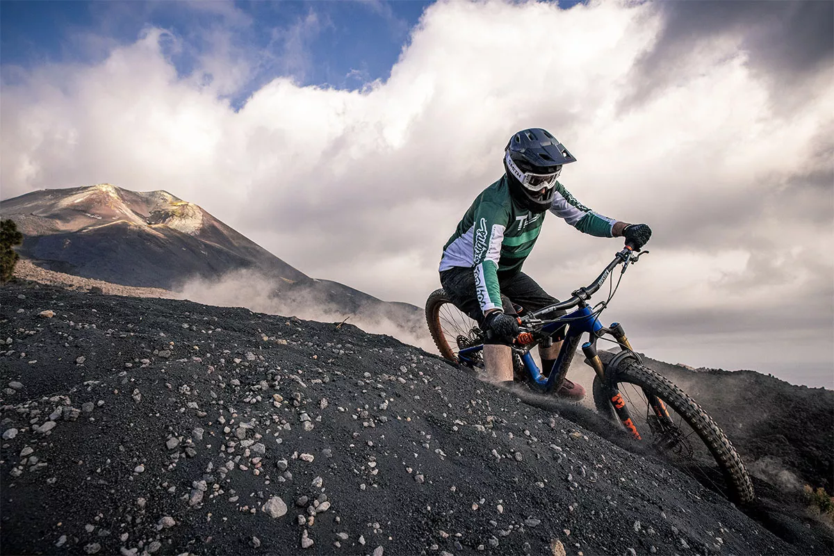 Probamos la Orbea Rallon M-LTD en la ceniza del volcán Cumbre Vieja