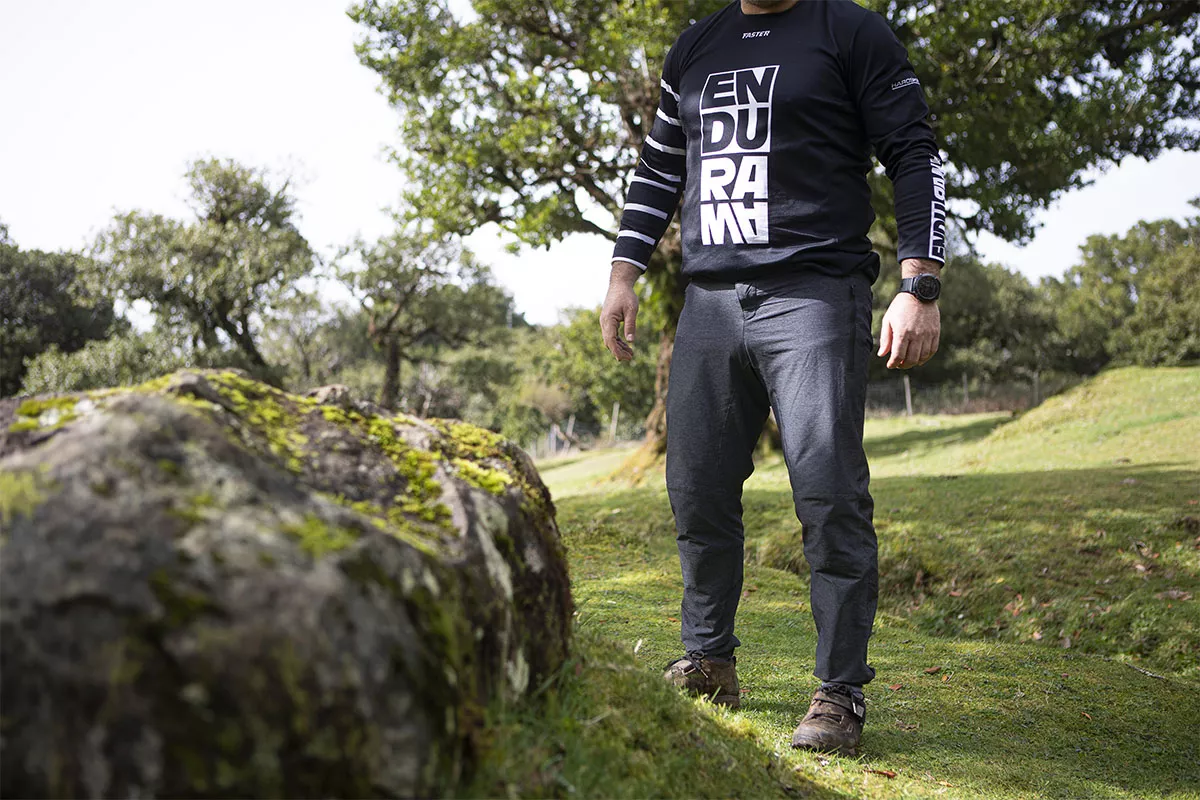 Probamos los pantalones Rocday Roc Long, muy resistentes y para Enduro y DH