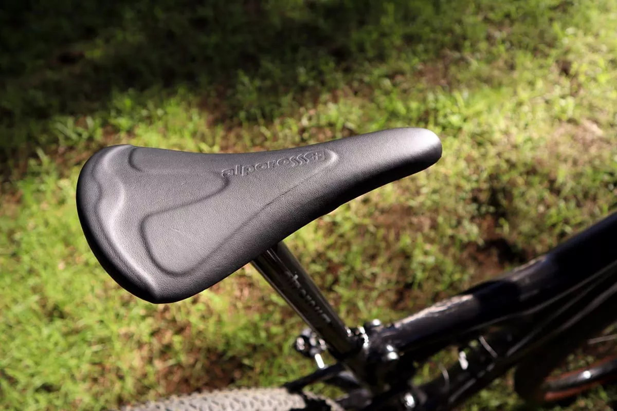 Nuevo sillín Alpcross Epic CB: hecho a mano, con raíles de carbono y sólo 100 g