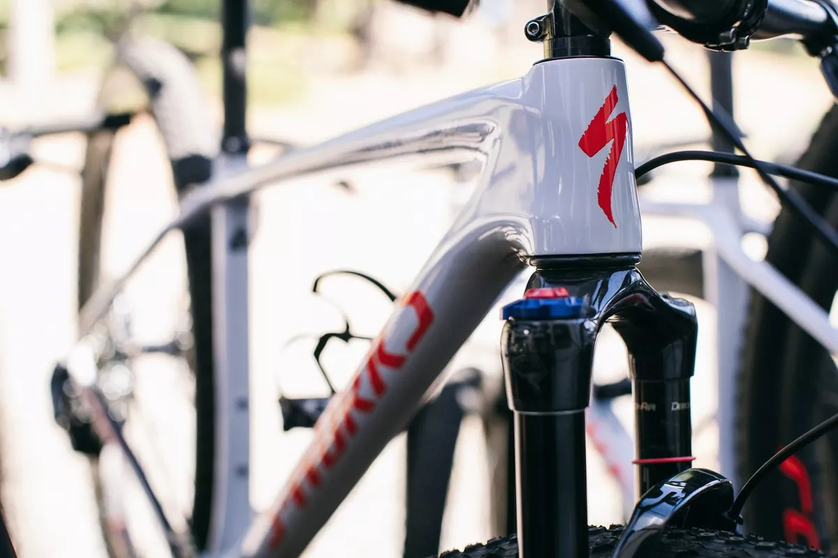 Logotipo de Specialized en una Specialized Epic